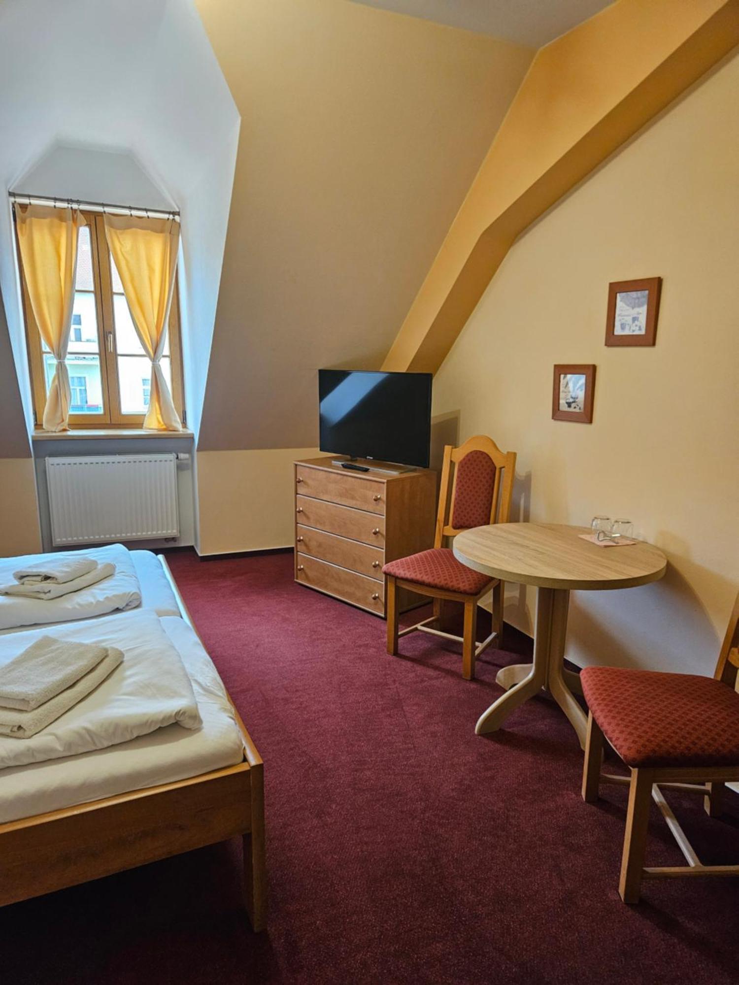 Hotel Barbarossa Хеб Екстериор снимка